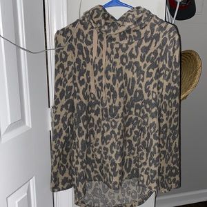 leopard print PULL- OVER. THIN- color: TAN LEOPARD